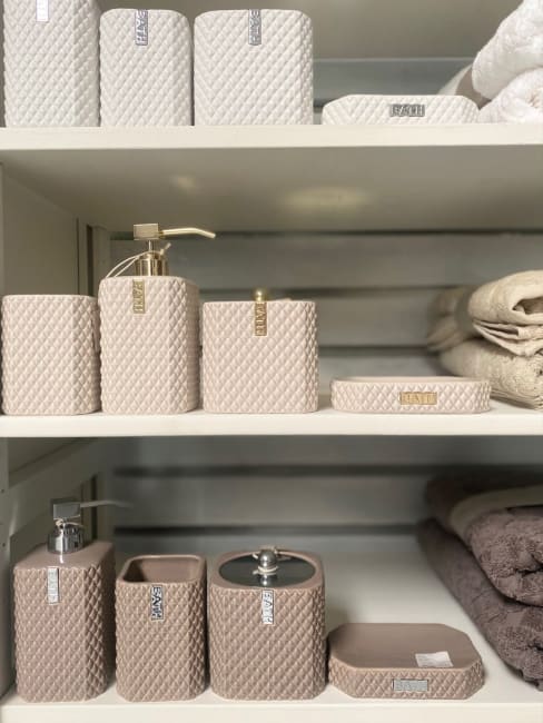 LENE BJERRE Marion Tvåldispenser – 7,5x7,5x17,5 cm, Camel/Ljusguld